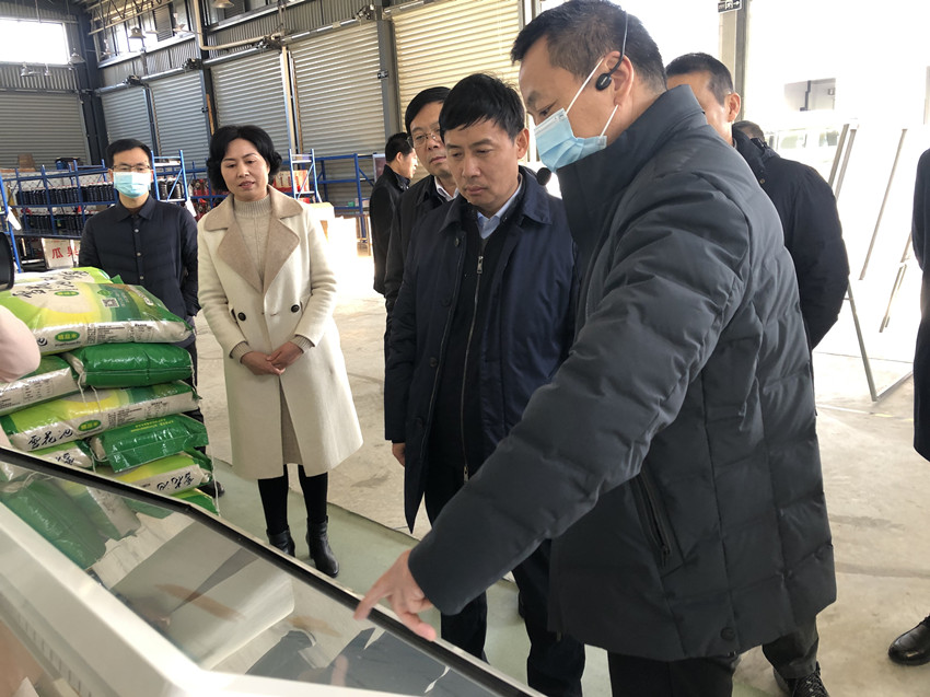 图为宗义一行在农夫商城电商公司调研现场.jpg