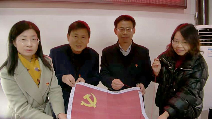 图为“共绣党旗”起针仪式现场。 (1).jpg