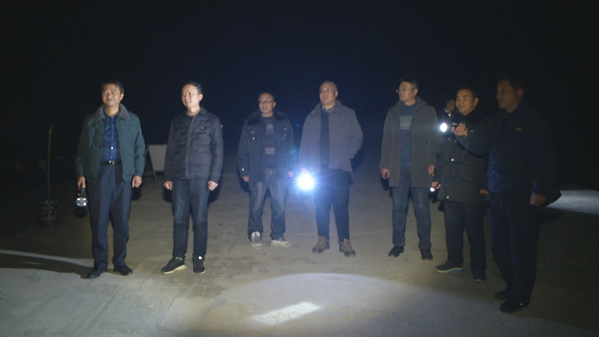 图为  我市联合执法队夜巡沿江岸线.jpg