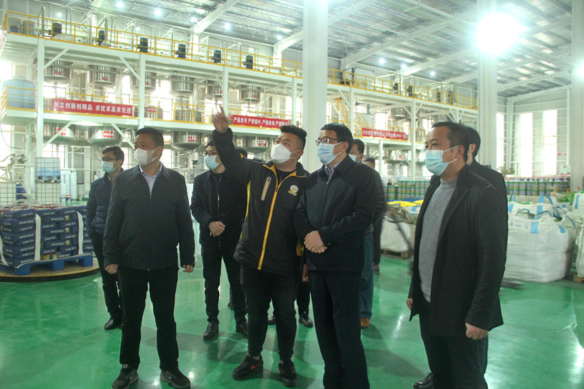 在范岗镇建秀建材公司调研.JPG