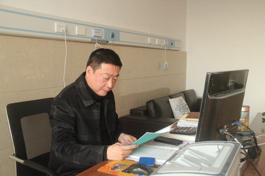 王勇在办公.JPG