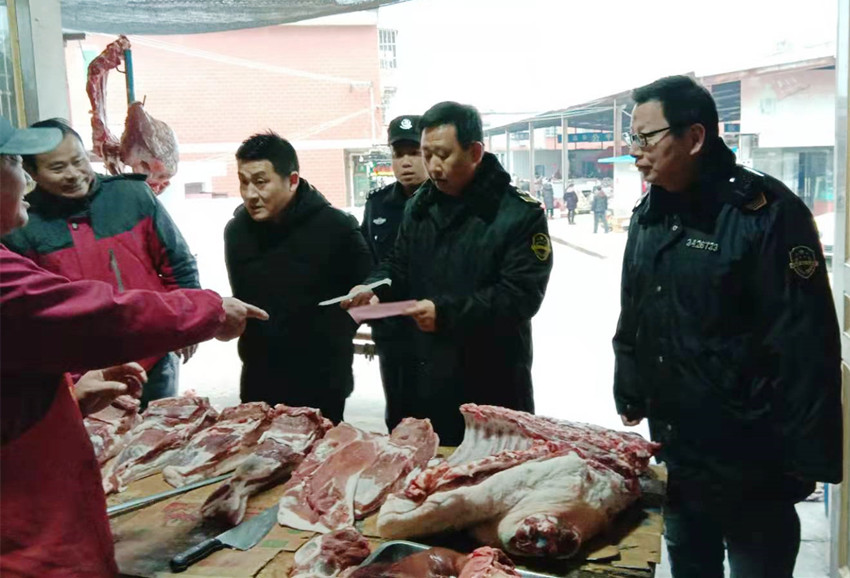 图为执法人员开展猪肉市场检查.jpg