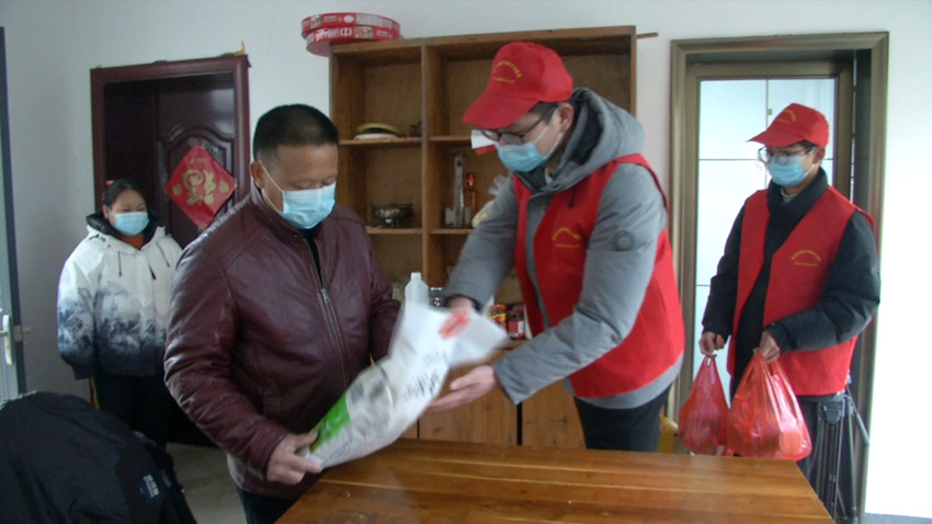 志愿者给村民代购物品送上门.jpg
