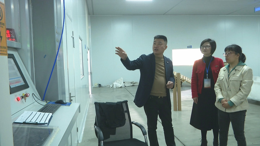 图为文昌街道办事工作人员在蔚蓝公司走访2.jpg