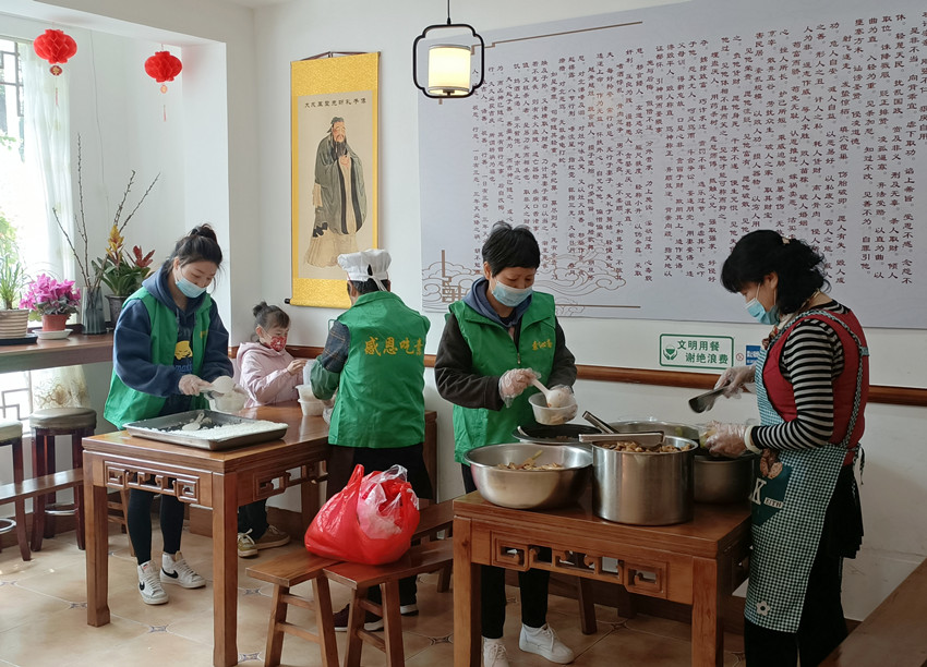 超暖心！桐城一爱心餐馆为抗疫一线工作者免费送餐.jpg