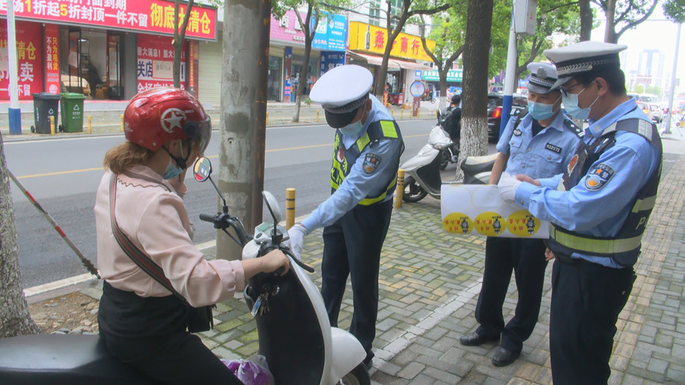 图为交警贴安全提示标签现场.jpg