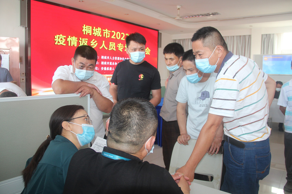 专场招聘会现场2.JPG