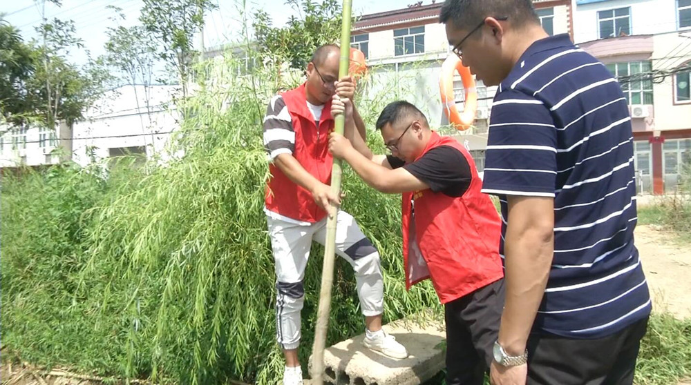 图为检查防溺水装备设施.jpg
