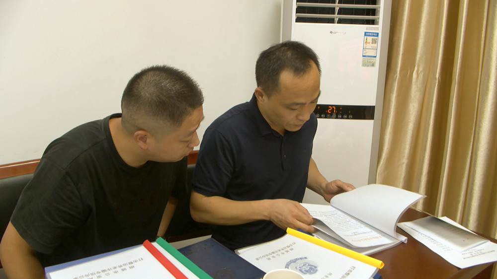 图为检查组查阅资料。.jpg