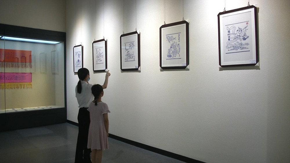 图为游客参观现场.jpg