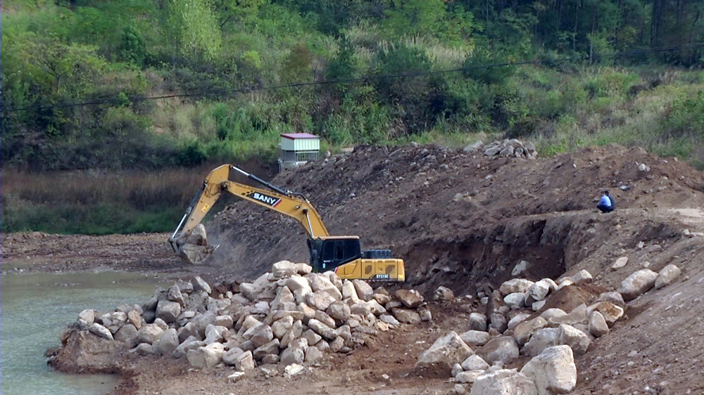 图为大关镇小关村冲口山塘清淤整治现场.jpg