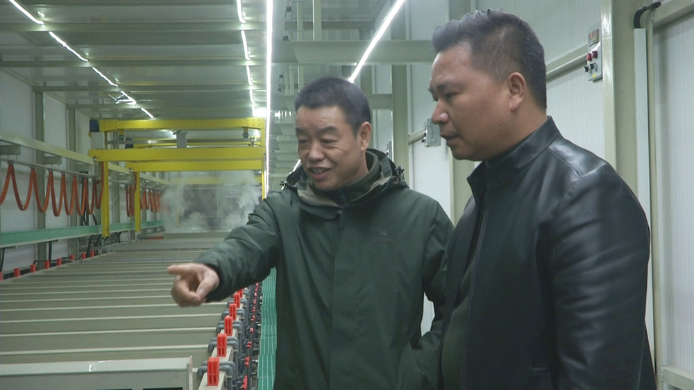王先福在走访桐城浙江商会会员企业时的情景.jpg