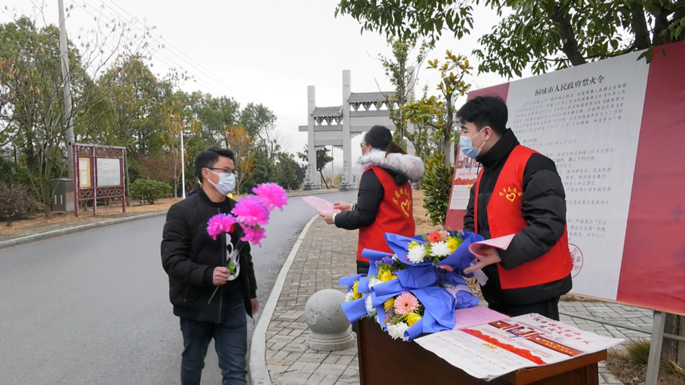 图为志愿者正在对过往群众进行文明祭祀宣传.jpg