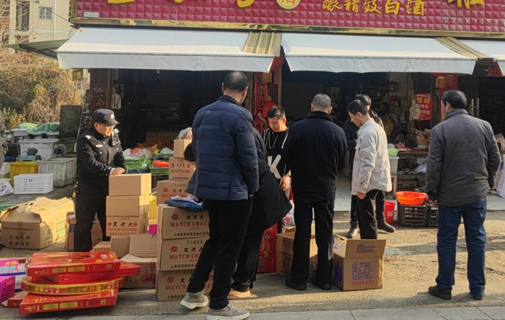 桐城市供销社联勤执法 打非治违保平安1.jpg