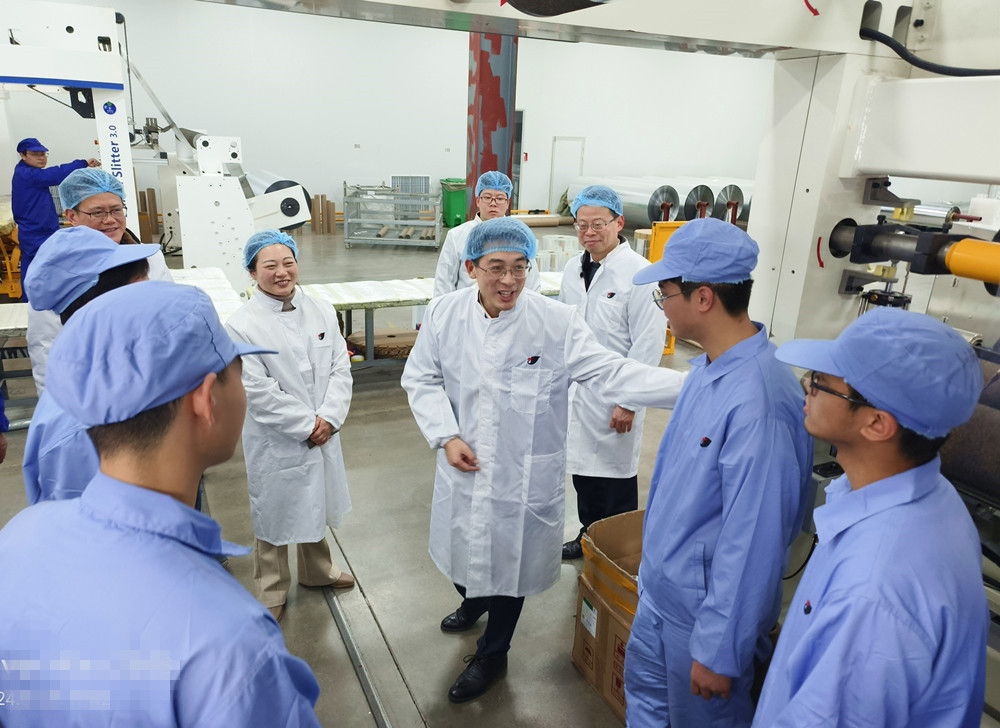 6图为刘存磊深入企业生产一线参观学生工作环境的现场_副本_副本.jpg