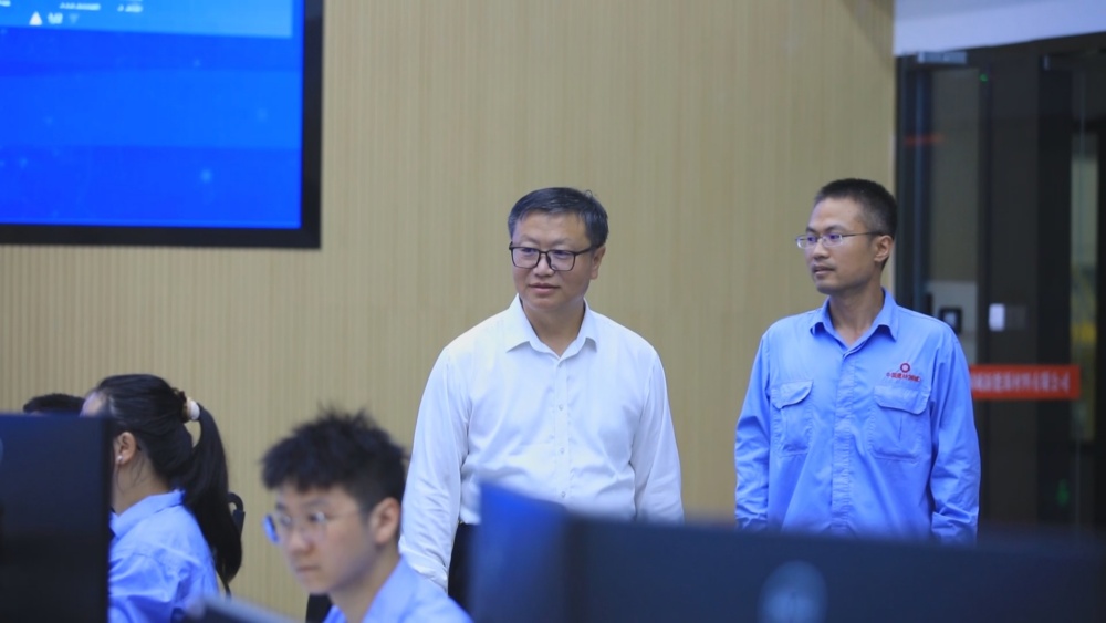 图为林江平（左）工作时.jpg