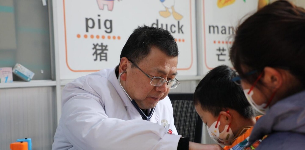 图为儿科医生就诊.jpg