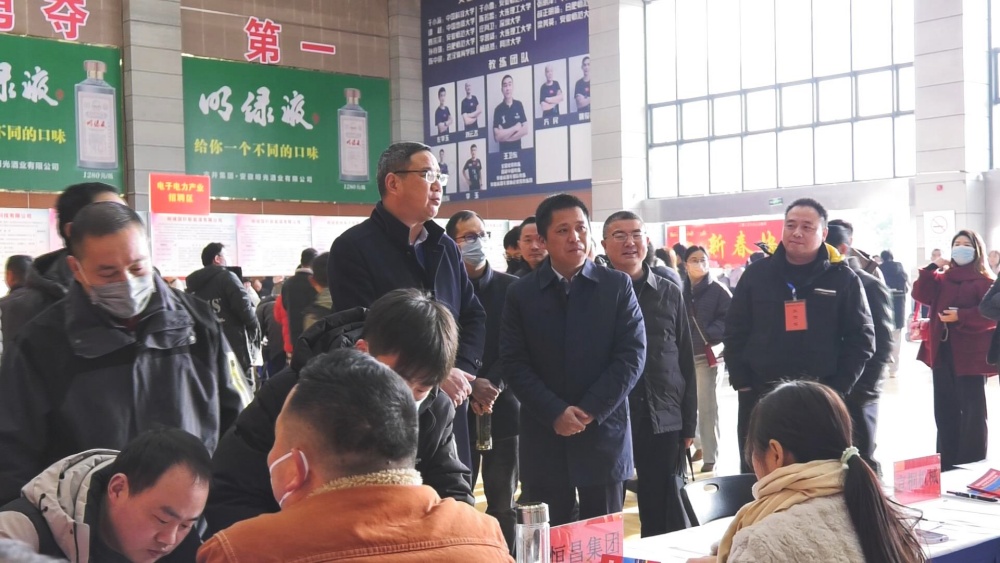招聘会现场图(3).jpg