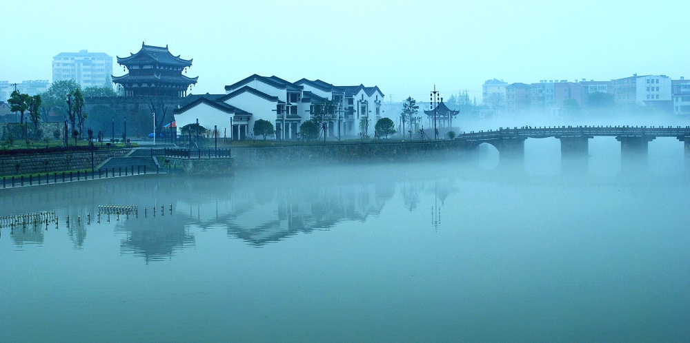 雾绕龙眠河——何传伟.jpg