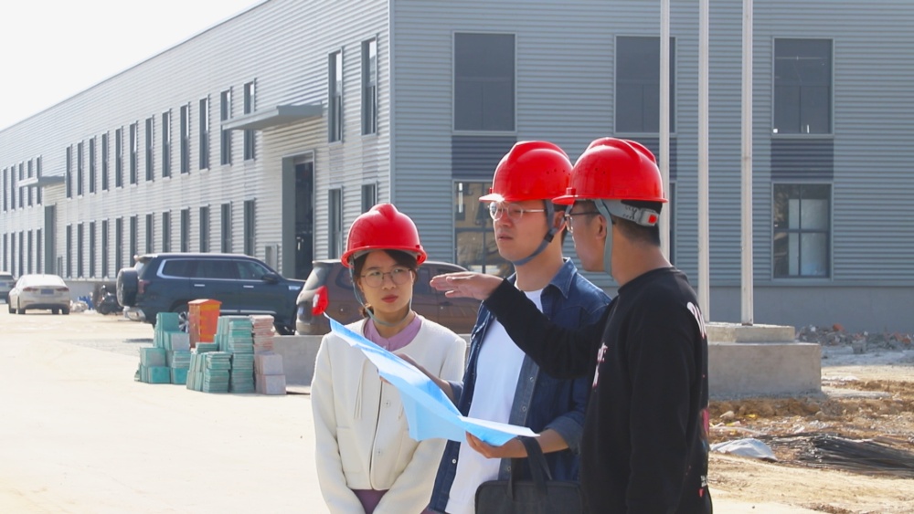 图为范岗镇工作人员正在企业走访，帮助企业解决难题。.jpg