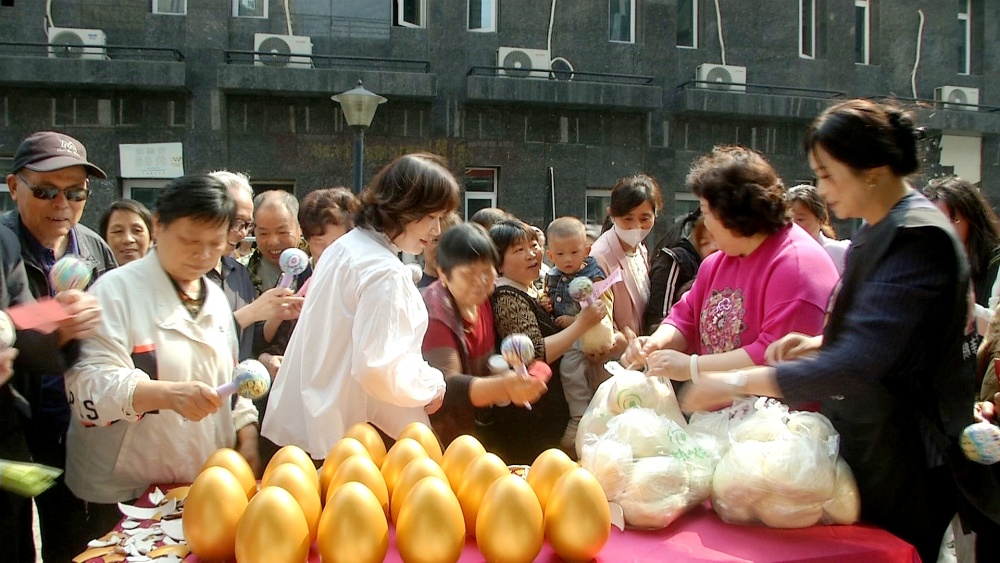 图为 发放馒头 砸金蛋现场2(1).jpg