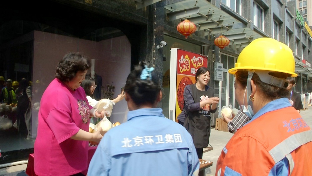图为 给环卫工人发放馒头(1).jpg