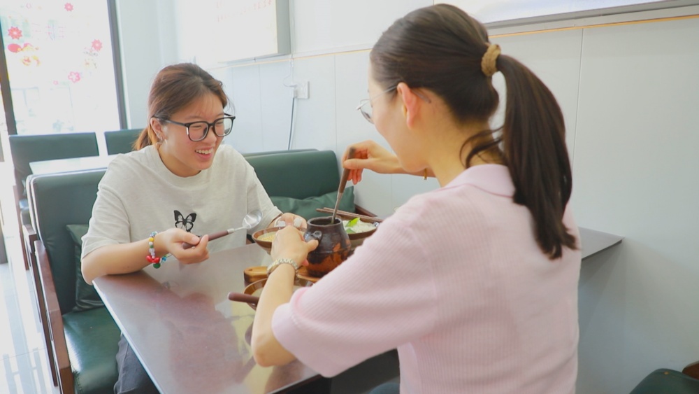 图为顾客正在黄亚慧的栲佬尖鸡汤馆品尝生态农产品.jpg