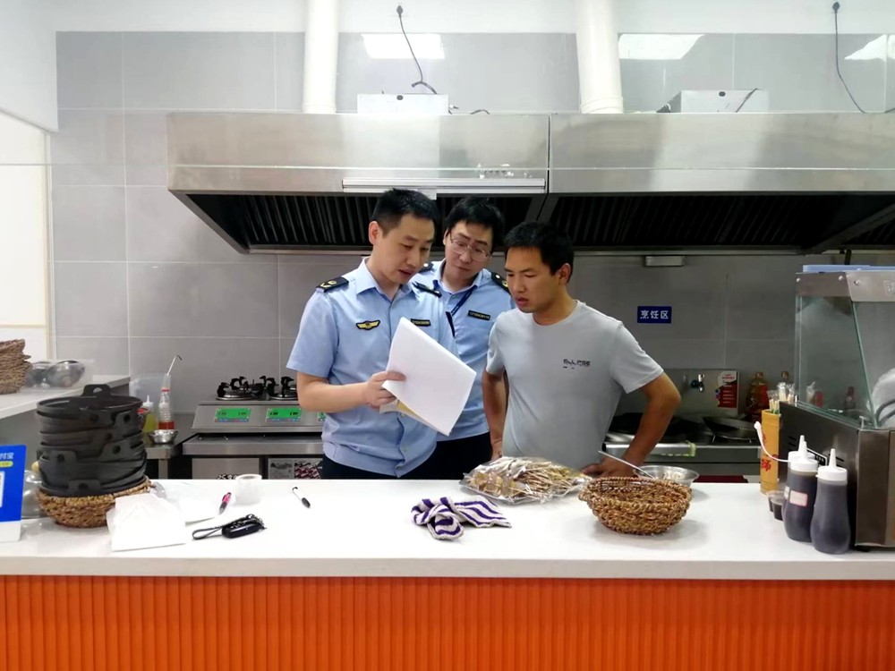 执法人员夜查餐饮店后厨现场_副本.jpg
